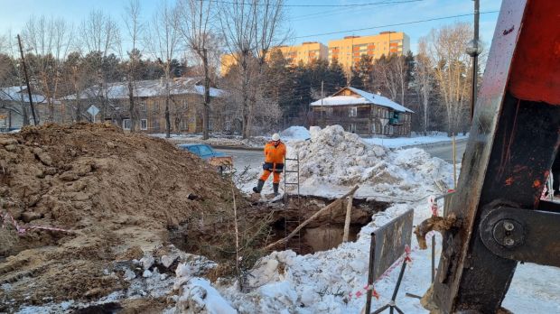 Аварийные бригады продолжают устранять дефект на водоводе на улице Российской