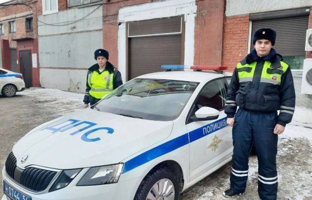 Сотрудники ГИБДД помогли роженице в Новосибирске