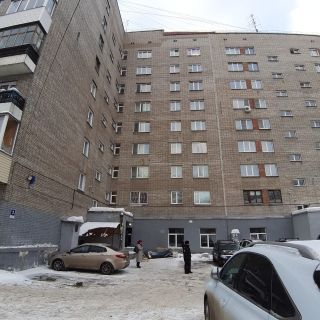 Пенсионерку убило выброшенным из окна креслом