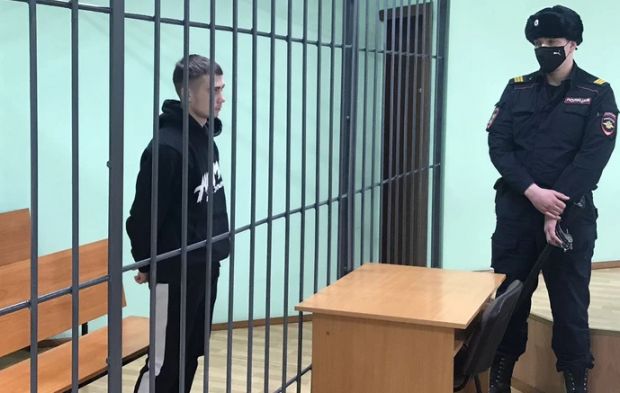 Парня и девушку, скинувших кресло на пенсионерку, взяли под стражу