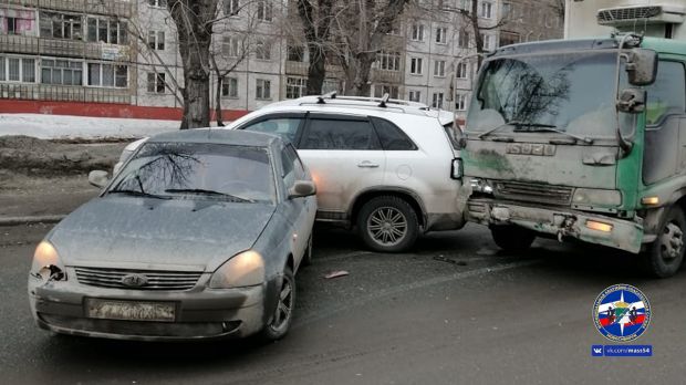 Водитель грузовика потерял сознание и протаранил несколько машин на ОбьГЭС