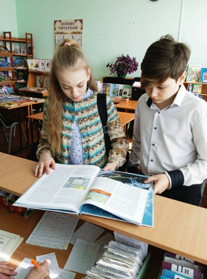 Книгу «Удивительный Дальний Восток» подарила ГЭС детям