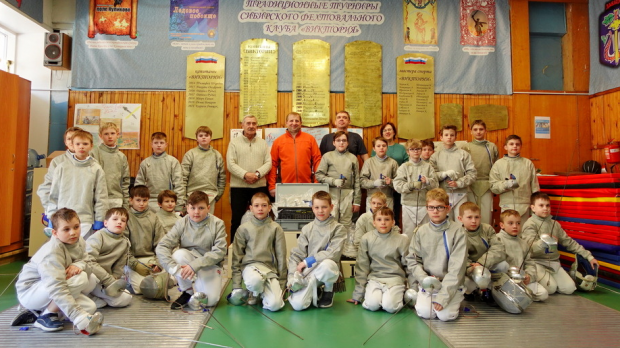 Новосибирская ГЭС помогла клубу «Виктория» купить новые сабли