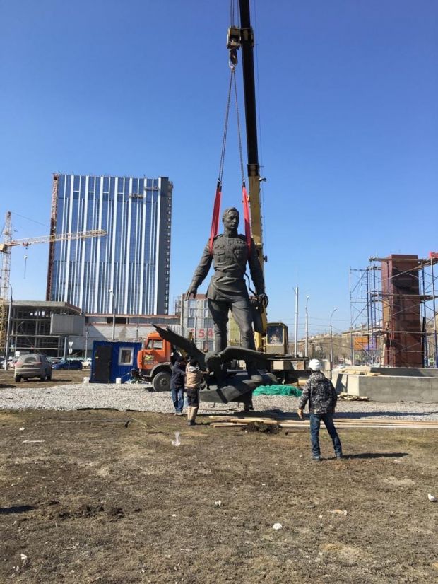 Памятник Александру Покрышкину установили на новом месте