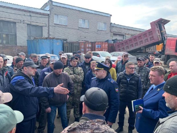 Прокурор Новосибирска встретился с бастующими водителями мусоровозов