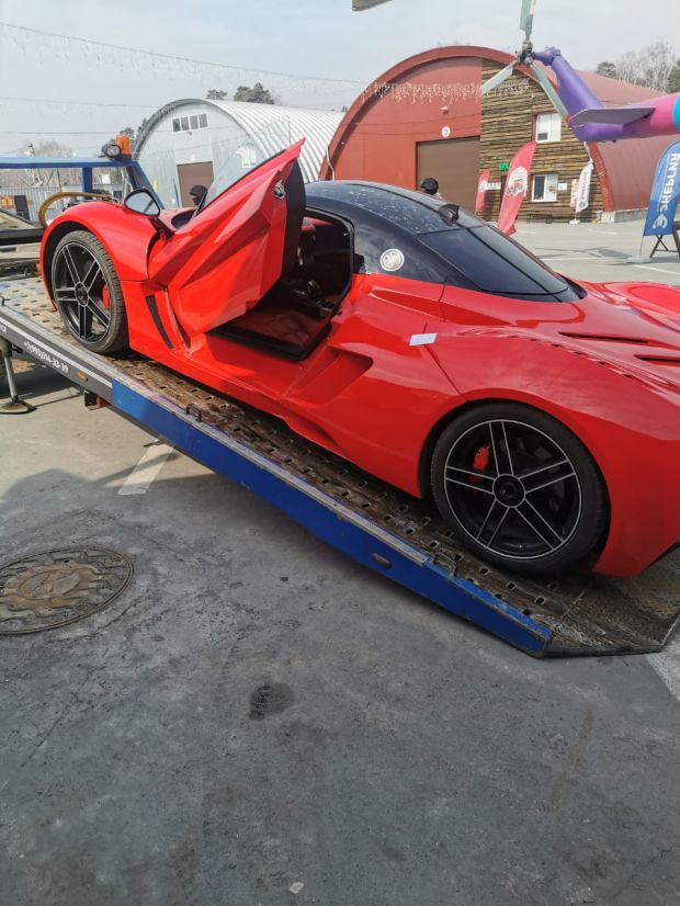 У сибиряка за долги арестовали спортивный автомобиль