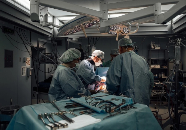 В клинике Мешалкина прооперировали пациентку с редкой аномалией сердца