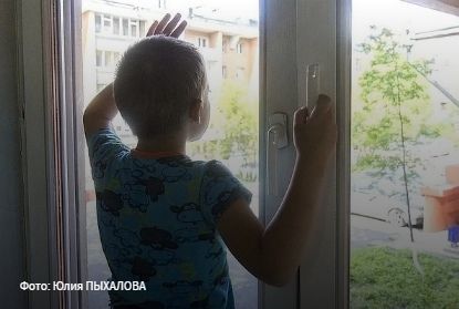 6-летнюю девочку нашли с травмами под окнами трехэтажки
