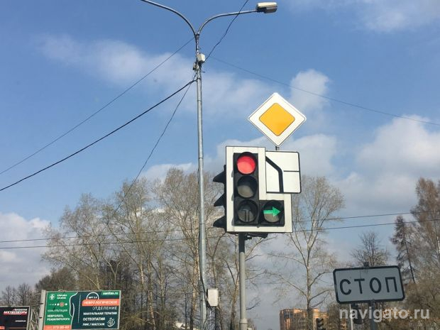 На перекрестке проспектов Строителей и Лаврентьева изменился режим работы светофора