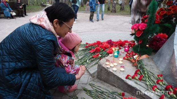 В память о погибших в годы Великой Отечественной войны зажгли сотни свечей
