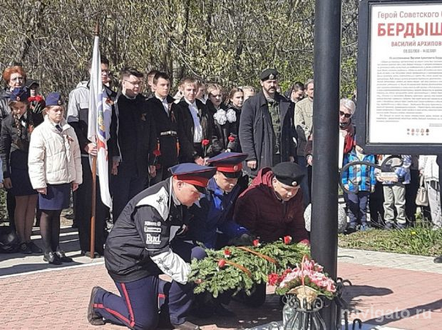 Цветы к стелам героев возложили в микрорайоне ОбьГЭС