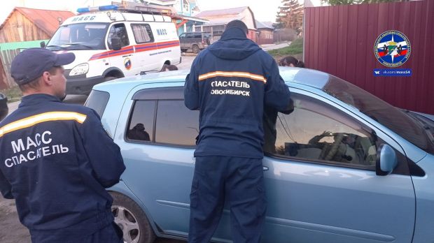 Двухлетний малыш оказался один в заблокированной машине