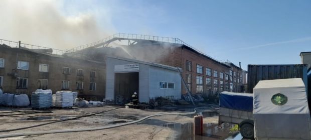 В Бердске загорелся склад с полиэтиленом