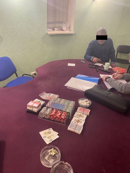 Трое новосибирцев организовали подпольное казино, но долго не проработали