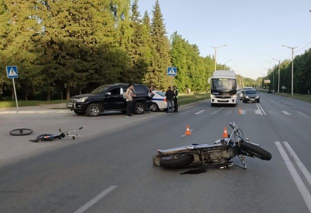 На проспекте Лаврентьева мотоциклист сбил велосипедиста