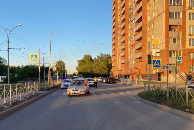 Водитель иномарки сбил маму с детьми на пешеходном переходе
