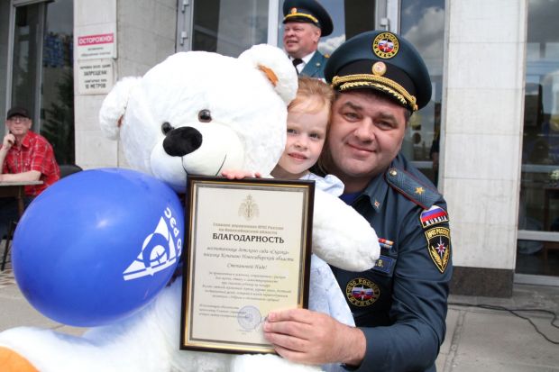 Четырехлетнюю Надю Степнову наградили за спасение младшего брата