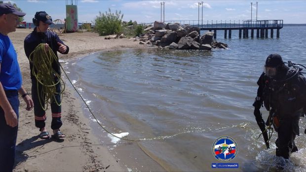 Водолазы проверили дно на пляже «Звезда»