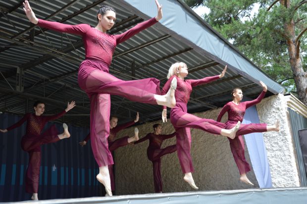 150 танцоров выступили на ОбьГЭС в рамках фестиваля «Ритмы лета»