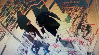 Подростки, угрожая пистолетом, ограбили магазин парфюмерии в Новосибирске
