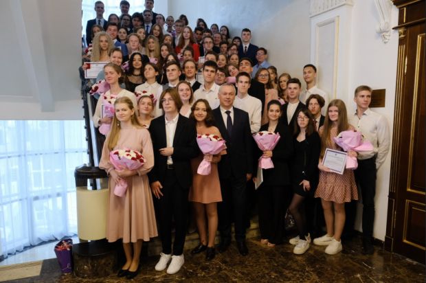 Глава региона наградил выпускников, набравших 100 баллов на ЕГЭ