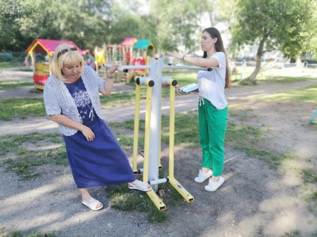 На Шлюзе на трех детских площадках выявили нарушения