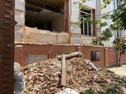 Следователи начали проверку по факту падения бетонной стены на людей