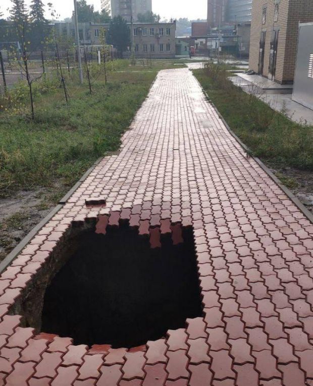 На бульваре Молодежи после ливня провалилась пешеходная дорожка