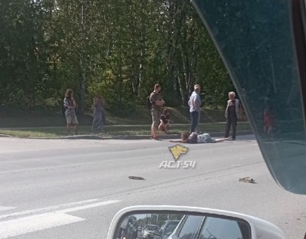 На проспекте Академика Лаврентьева сбили молодую женщину