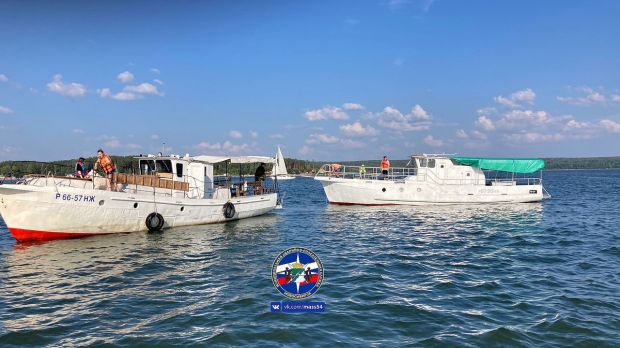 Спасатели пришли на помощь семье на Обском море