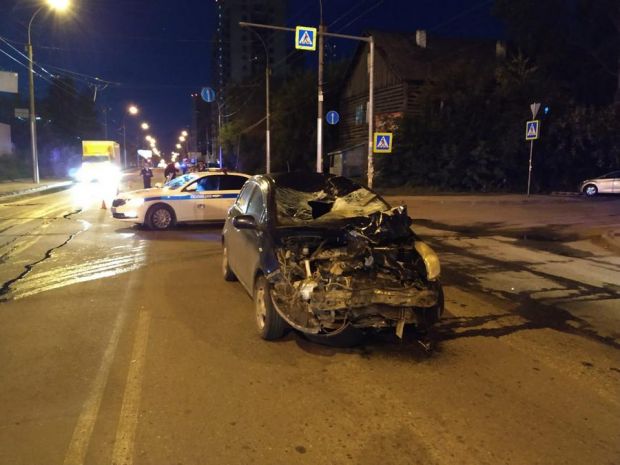 Парень и девушка ночью разбились на мопеде