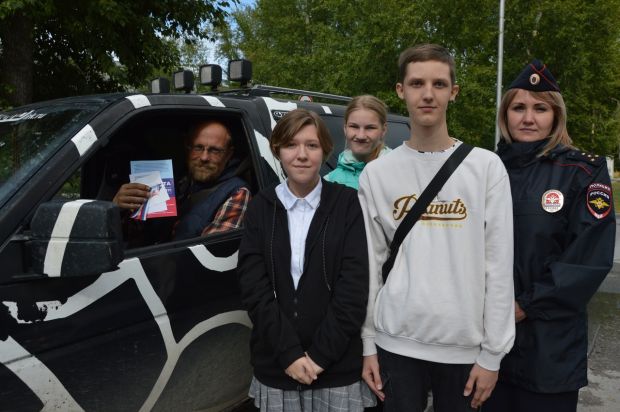 О значении триколора напомнили новосибирским автолюбителям