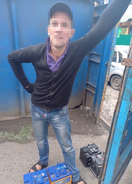 40-летний новосибирец снимал аккумуляторы с чужих автомобилей