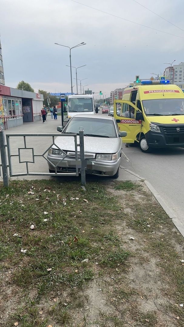 В Бердске пожилой водитель врезался в ограждение и погиб