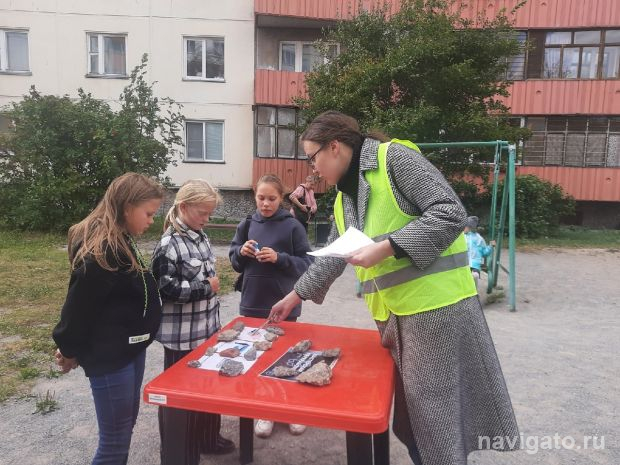 Экологически сознательным жителям микрорайона ОбьГЭС раздали мороженое и яблоки