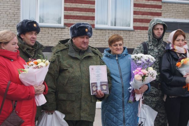 17 новобранцев обменялись кольцами с возлюбленными на плацу НВВКУ