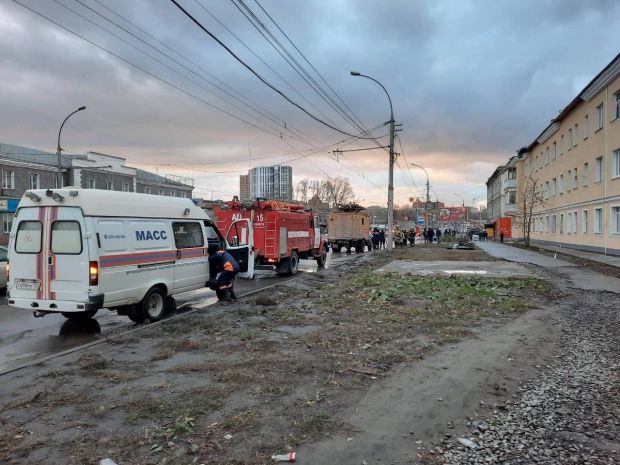 Сильный ветер сносит крыши и валит деревья в Новосибирске
