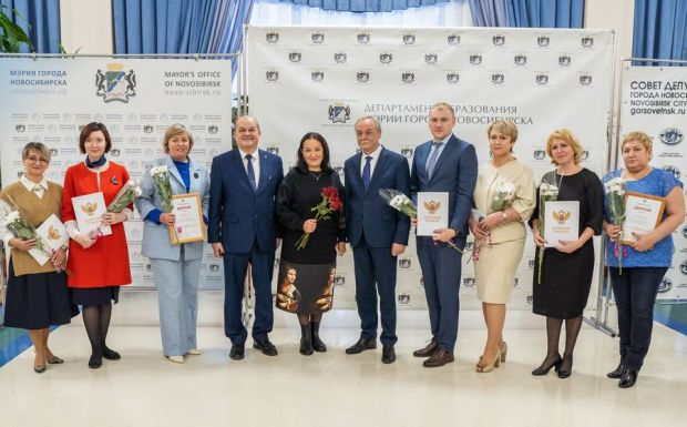 Учителям из Советского района вручили ведомственные награды