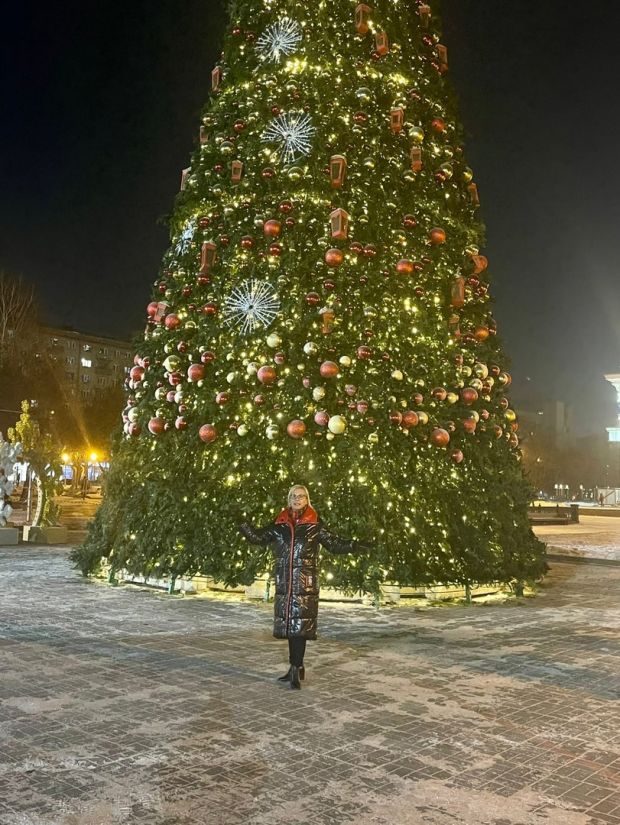Главную елку установили на площади Ленина