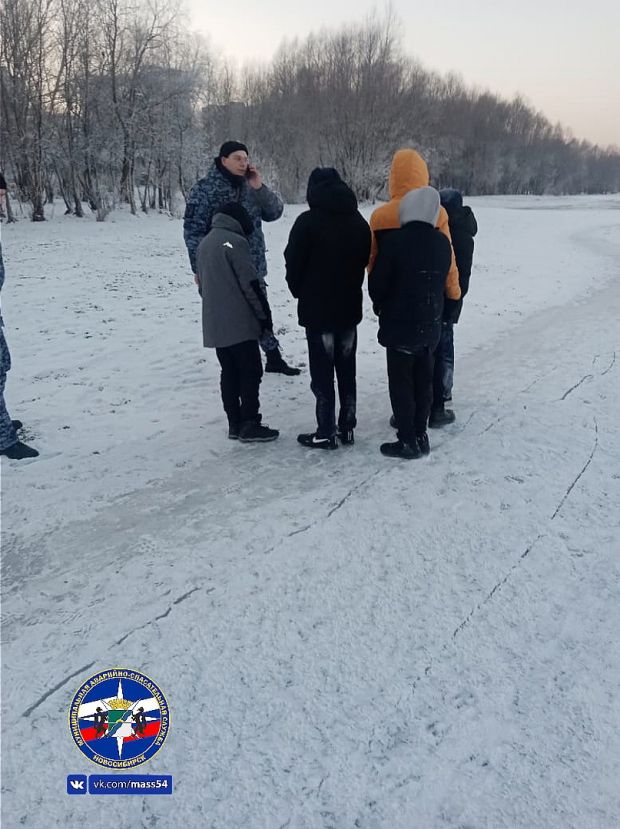 Пятерых подростков сняли со льда на реке Оби