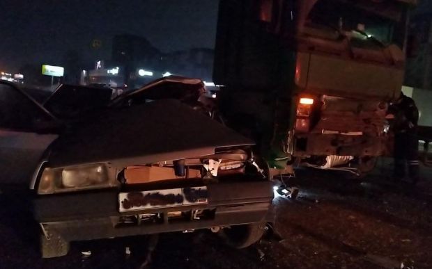 Двое парней погибли в ночном столкновении с длинномером, третий в больнице