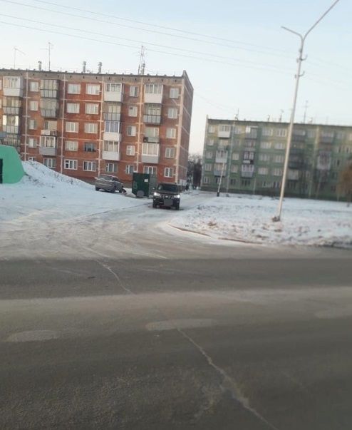 В Бердске ребенок скатился с импровизированной горки под колеса авто