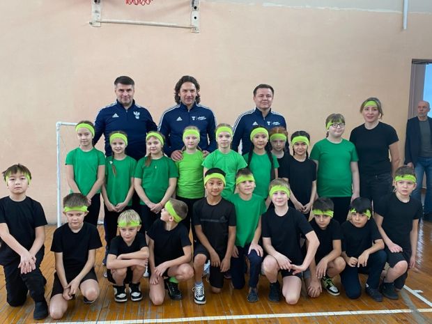 Экс-игроки сборной России по футболу побывали в школе на ОбьГЭС