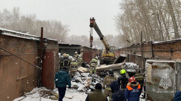 Спасатели весь день разбирали завалы после взрыва в гаражах