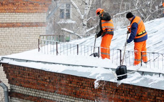 До новых снегопадов необходимо очистить кровли от снега