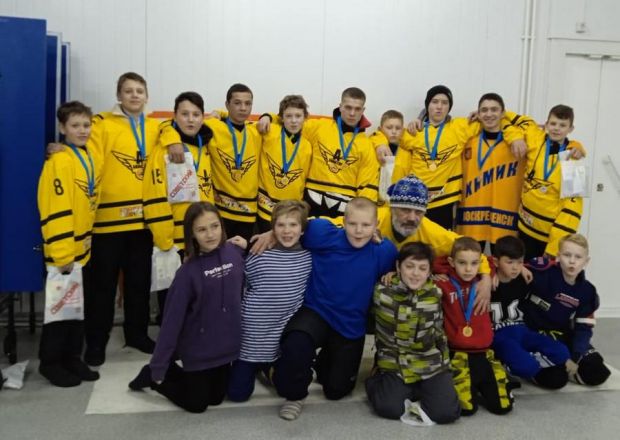 Ребята с ОбьГЭС завоевали серебро на городском этапе «Золотой шайбы»