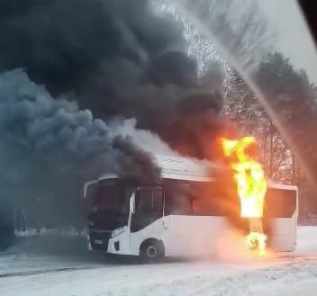 Автобус загорелся на остановке ИКЭМ в Нижней Ельцовке