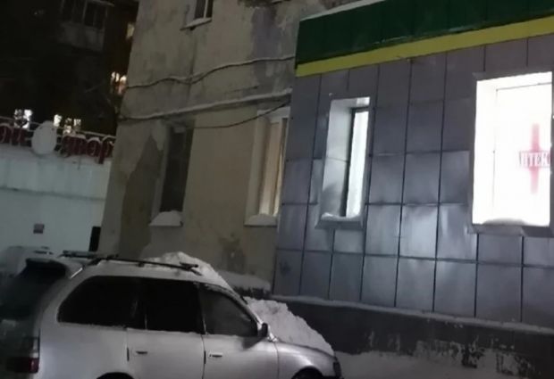 Глыба льда упала на припаркованный у дома автомобиль