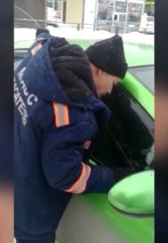 Спасатели помогли открыть машину с маленьким ребенком