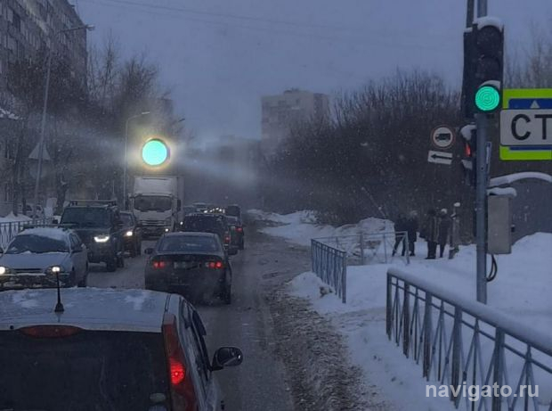 Жители просят изменить режим работы светофора в Верхней зоне Академгородка